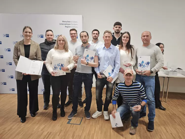 Gruppenfoto mit Abschlusszeugnissen. Würdiger Rahmen für starke Leistungen: Teilnahme an der IHK-Ehrung der Prüfungsbesten.