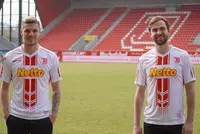 Erik Wekesser (li.) und Benedikt Gimber (re.) teilen in der gemeinsamen Kampagne der Eckert Schulen und des SSV Jahn Regensburg ihre Geheimnisse für mentale Widerstandskraft. (Foto: SSV Jahn Regensburg/Johannes Liedl) Erik Wekesser (li.) und Benedikt Gimber (re.) teilen in der gemeinsamen Kampagne der Eckert Schulen und des SSV Jahn Regensburg ihre Geheimnisse für mentale Widerstandskraft. (Foto: SSV Jahn Regensburg/Johannes Liedl)