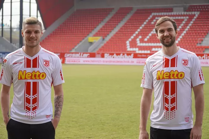 Erik Wekesser (li.) und Benedikt Gimber (re.) teilen in der gemeinsamen Kampagne der Eckert Schulen und des SSV Jahn Regensburg ihre Geheimnisse für mentale Widerstandskraft. (Foto: SSV Jahn Regensburg/Johannes Liedl) Erik Wekesser (li.) und Benedikt Gimber (re.) teilen in der gemeinsamen Kampagne der Eckert Schulen und des SSV Jahn Regensburg ihre Geheimnisse für mentale Widerstandskraft. (Foto: SSV Jahn Regensburg/Johannes Liedl)