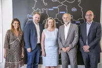 Ein Jahr Bayerischer „Pakt für Berufliche Weiterbildung 4.0“: Die bayerische Arbeits- und Sozialministerin Kerstin Schreyer zog bei einem Besuch an Bayerns größtem privaten Bildungscampus eine positive Zwischenbilanz der Initiative. Sie hofft aber auf meh Ein Jahr Bayerischer „Pakt für Berufliche Weiterbildung 4.0“: Die bayerische Arbeits- und Sozialministerin Kerstin Schreyer zog bei einem Besuch an Bayerns größtem privaten Bildungscampus eine positive Zwischenbilanz der Initiative. Sie hofft aber auf mehr Engagement besonders von kleinen Betrieben. Die Eckert Schulen zeigen mit einer groß angelegten Digitalisierungsoffensive bereits heute, wie sich Kompetenzen für die Industrie 4.0 vermitteln lassen.
