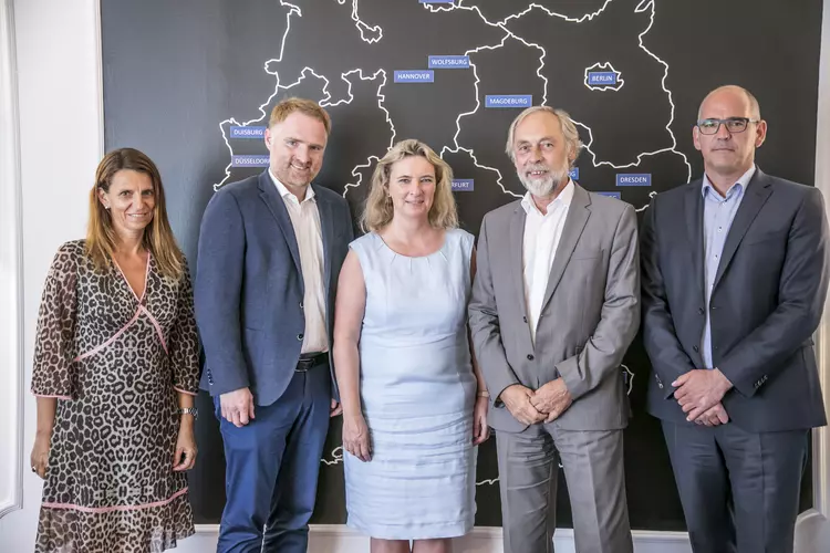 Ein Jahr Bayerischer „Pakt für Berufliche Weiterbildung 4.0“: Die bayerische Arbeits- und Sozialministerin Kerstin Schreyer zog bei einem Besuch an Bayerns größtem privaten Bildungscampus eine positive Zwischenbilanz der Initiative. Sie hofft aber auf meh Ein Jahr Bayerischer „Pakt für Berufliche Weiterbildung 4.0“: Die bayerische Arbeits- und Sozialministerin Kerstin Schreyer zog bei einem Besuch an Bayerns größtem privaten Bildungscampus eine positive Zwischenbilanz der Initiative. Sie hofft aber auf mehr Engagement besonders von kleinen Betrieben. Die Eckert Schulen zeigen mit einer groß angelegten Digitalisierungsoffensive bereits heute, wie sich Kompetenzen für die Industrie 4.0 vermitteln lassen.