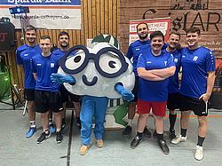 Eckert-Schulen Allstars posieren mit Maskottchen EDDI beim Benefizturnier in Ramspau.