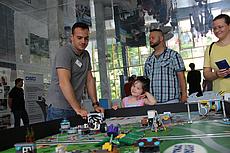 Die Lego-Robo-Station macht Technik spielerisch erlebbar: Durch das Bauen und Programmieren der Lego-Roboter werden entscheidende Fähigkeiten für die Wirtschaft 4.0 vermittelt.