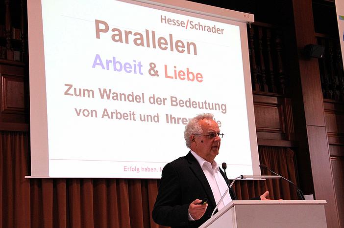 "Arbeit und Liebe haben mehr Gemeinsamkeiten, als gedacht!" Am Campus Regenstauf klärte der Bewerbungscoach Jürgen Hesse wie das sein kann.