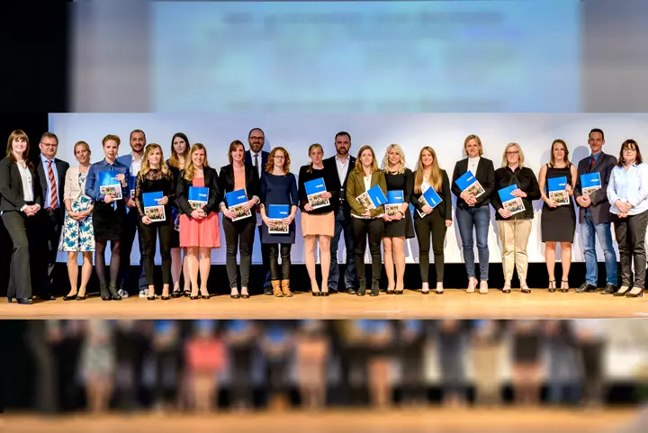 Im Fernstudium zum Bachelor-Abschluss: Zur Abschlussfeier in Bad Sooden-Allendorf erhielten die Absolventen des DIPLOMA-Studienzentrums Regenstauf den Lohn für ihren Fleiß Im Fernstudium zum Bachelor-Abschluss: Zur Abschlussfeier in Bad Sooden-Allendorf erhielten die Absolventen des DIPLOMA-Studienzentrums Regenstauf den Lohn für ihren Fleiß
