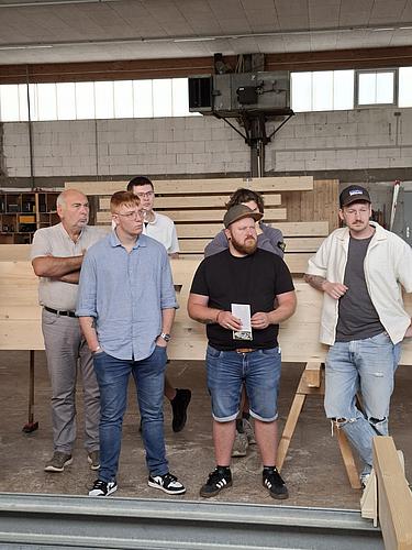 Die Exkursionsgruppe der Eckert Schulen gemeinsam mit Vertretern der JURA-Holzbau GmbH in Riedenburg.