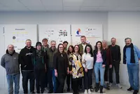 Gruppenfoto der Mediengestalterklasse mit Dozenten nach erfolgreicher Abschlusspräsentation des Semesterprojekts.