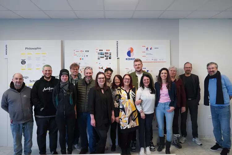 Gruppenfoto der Mediengestalterklasse mit Dozenten nach erfolgreicher Abschlusspräsentation des Semesterprojekts.