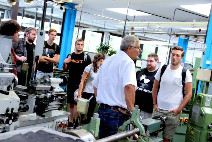 Im dreiwöchigen Vorpraktikum geht es für die Teilnehmer nicht nur in die Klassenzimmer - in der schuleigenen mechanischen Werkstatt, dem Automatisierungslabor, CNC-Werkstätten oder in den Hightech-Lernlaboren steht anwendungs- & praxisbezogenes Lernen auf Im dreiwöchigen Vorpraktikum geht es für die Teilnehmer nicht nur in die Klassenzimmer - in der schuleigenen mechanischen Werkstatt, dem Automatisierungslabor, CNC-Werkstätten oder in den Hightech-Lernlaboren steht anwendungs- & praxisbezogenes Lernen auf dem Stundenplan.