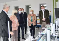 Besuch in einem digitalen Lernlabor der Eckert Schulen: Markus Johannes Zimmermann, Geschäftsführer der Dr. Eckert Akademie (links), informiert Bayerns Arbeitsministerin Carolina Trautner (2. von links) über die innovativen Lernmöglichkeiten.