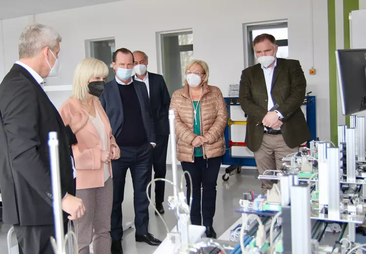 Besuch in einem digitalen Lernlabor der Eckert Schulen: Markus Johannes Zimmermann, Geschäftsführer der Dr. Eckert Akademie (links), informiert Bayerns Arbeitsministerin Carolina Trautner (2. von links) über die innovativen Lernmöglichkeiten. Besuch in einem digitalen Lernlabor der Eckert Schulen: Markus Johannes Zimmermann, Geschäftsführer der Dr. Eckert Akademie (links), informiert Bayerns Arbeitsministerin Carolina Trautner (2. von links) über die innovativen Lernmöglichkeiten.
