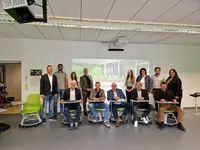 Ein hochmodernes Klassenzimmer mit interaktiven Displays, digitaler Ausstattung und innovativem Raumkonzept.