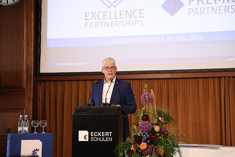 Markus Johannes Zimmermann (Schulleiter der Dr. Eckert Akademie) gratuliert den über 350 Staatlich geprüften Technikern von Herzen zum erfolgreichen Abschluss. (Foto: Eckert Schulen) Markus Johannes Zimmermann (Schulleiter der Dr. Eckert Akademie) gratuliert den über 350 Staatlich geprüften Technikern von Herzen zum erfolgreichen Abschluss. (Foto: Eckert Schulen)