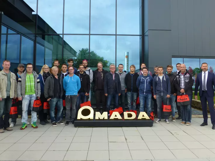 Die angehenden Staatlich geprüften Maschinenbautechniker der Eckert Schulen bei der Exkursion zur Firma Amada in Eching bei Landshut.