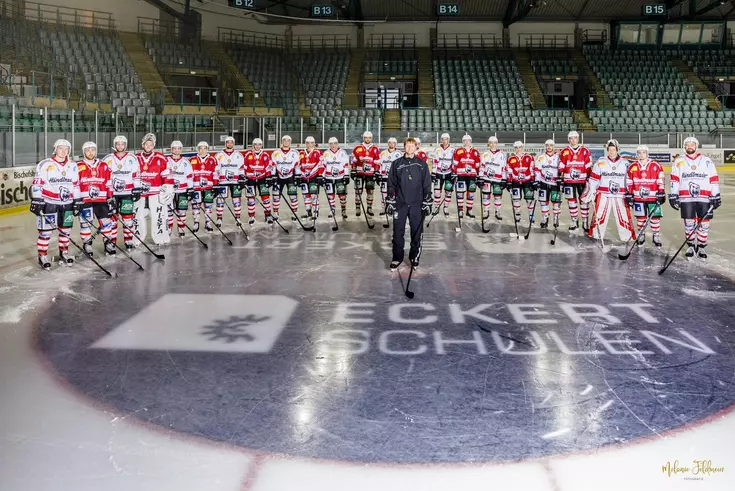 Ein bärenstarkes Team: Die Eckert Schulen und die Eisbären Regensburg