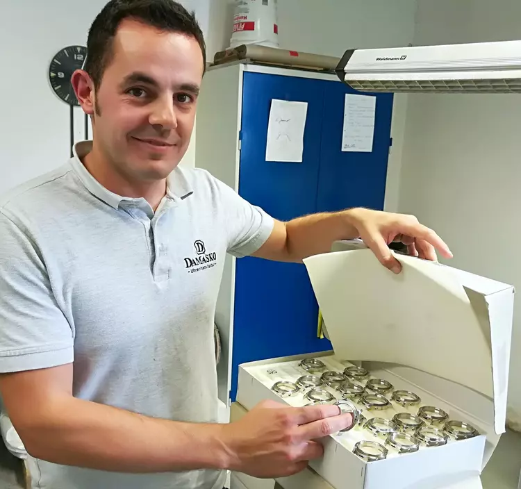 Nach seiner Umschulung am Berufsförderungswerk Eckert zum Industriemechaniker und CNC-Fachmann ist Timur Zacherl beruflich angekommen. Nach seiner Umschulung am Berufsförderungswerk Eckert zum Industriemechaniker und CNC-Fachmann ist Timur Zacherl beruflich angekommen.