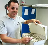 Nach seiner Umschulung am Berufsförderungswerk Eckert zum Industriemechaniker und CNC-Fachmann ist Timur Zacherl beruflich angekommen. Nach seiner Umschulung am Berufsförderungswerk Eckert zum Industriemechaniker und CNC-Fachmann ist Timur Zacherl beruflich angekommen.