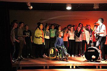 Das große Finale: Gemeinsam mit den VBO-Betreuern kamen nochmal alle Schüler auf die Bühne, um gemeinsam zu singen. 