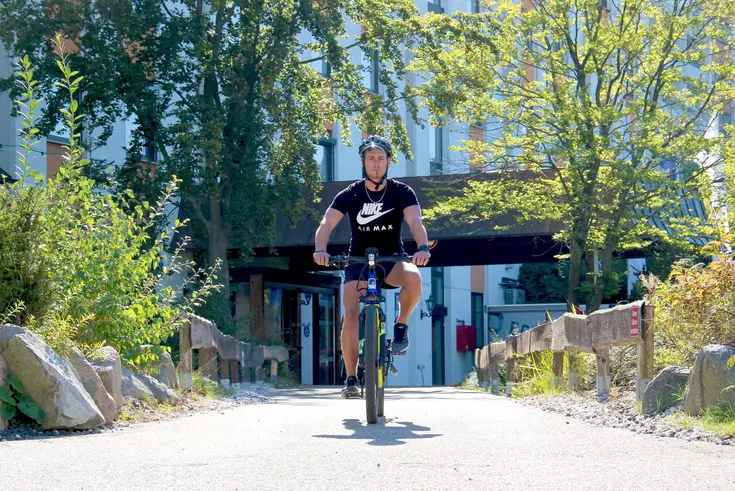 Fünf E-Bikes stehen seit August 2018 zur Ausleihe im Wohnheim 6 (Rezeption) bereit Fünf E-Bikes stehen seit August 2018 zur Ausleihe im Wohnheim 6 (Rezeption) bereit