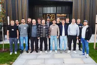 Gruppenbild vor dem Gebäude der Firma.