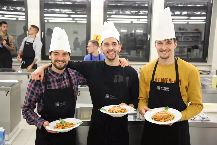 V.l.n.r.: Oliver Hein, Julian Derstroff und Sebastian Stolze präsentierten freudig ihre Ergebnisse. V.l.n.r.: Oliver Hein, Julian Derstroff und Sebastian Stolze präsentierten freudig ihre Ergebnisse.