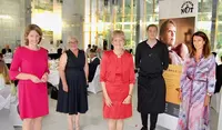 Charity-Dinner für „Mütter in Not“ in der Spiegelaula der Eckert Schulen in Regenstauf (von links nach rechts): Regensburgs Bürgermeisterin Astrid Freudenstein, die stellvertretende Vereinsvorsitzende Pia Dohn, Vereinschefin Maria Eichhorn, Sternekoch Max Charity-Dinner für „Mütter in Not“ in der Spiegelaula der Eckert Schulen in Regenstauf (von links nach rechts): Regensburgs Bürgermeisterin Astrid Freudenstein, die stellvertretende Vereinsvorsitzende Pia Dohn, Vereinschefin Maria Eichhorn, Sternekoch Maximilian Schmidt und Andrea Radlbeck, die Marketingleiterin der Eckert Schulen und Initiatorin des Abends. (Foto: Jens Henning-Billon)
