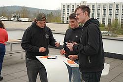 Teilnehmer lesen Arbeitsunterlagen und bereiten sich auf die nächste Aufgabenstellung vor.