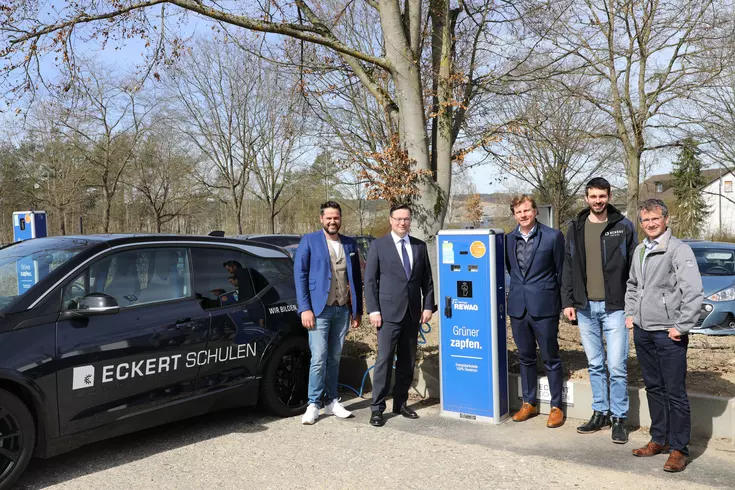 V.l.n.r.: Stefan Sulzenbacher, Projektleiter E-Mobilität REWAG, REWAG-Vorstand Bernhard Büllmann, Michael Weinelt, Vorstand Dr. Robert Eckert Schulen AG, Kilian Rosenauer, Elektroingenieur Eckert Holding GmbH & Co. KG und Markus Neumüller, Prokurist, Technisches Immobilienmanagement Eckert. (Foto: Eckert Schulen / Anna Stangl)