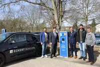 V.l.n.r.: Stefan Sulzenbacher, Projektleiter E-Mobilität REWAG, REWAG-Vorstand Bernhard Büllmann, Michael Weinelt, Vorstand Dr. Robert Eckert Schulen AG, Kilian Rosenauer, Elektroingenieur Eckert Holding GmbH & Co. KG und Markus Neumüller, Prokurist, Tech V.l.n.r.: Stefan Sulzenbacher, Projektleiter E-Mobilität REWAG, REWAG-Vorstand Bernhard Büllmann, Michael Weinelt, Vorstand Dr. Robert Eckert Schulen AG, Kilian Rosenauer, Elektroingenieur Eckert Holding GmbH & Co. KG und Markus Neumüller, Prokurist, Technisches Immobilienmanagement Eckert. (Foto: Eckert Schulen / Anna Stangl)