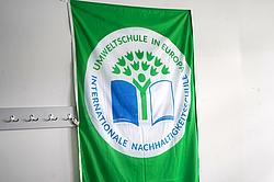 Eine Auszeichnung zur Nachhaltigkeit hängt an der Wand des Klassenzimmers.