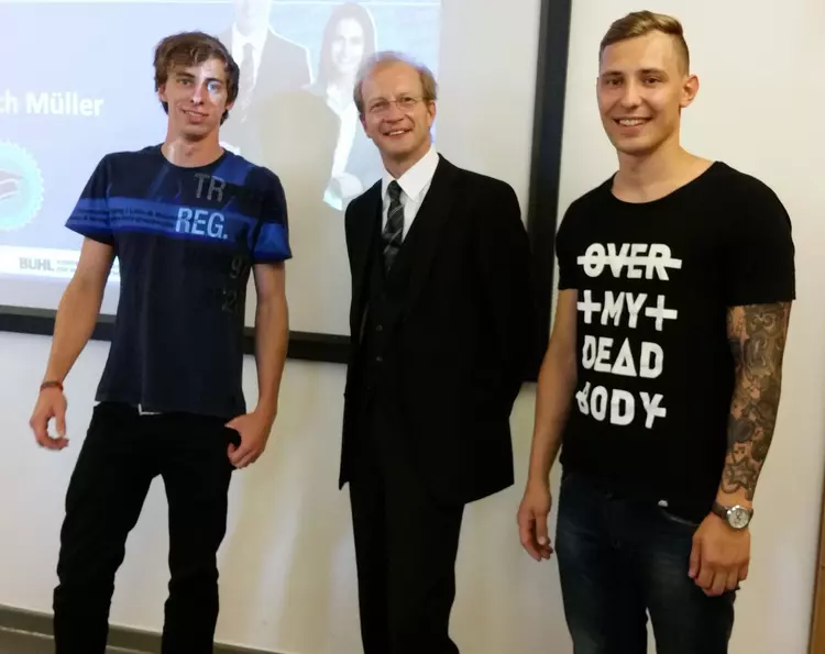 Personalverantwortlicher der Buhl-Gruppe Ulrich Müller mit den Klassensprechern Felix Pröpster (links) und Roman Ebel (rechts) Personalverantwortlicher der Buhl-Gruppe Ulrich Müller mit den Klassensprechern Felix Pröpster (links) und Roman Ebel (rechts)