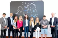 (V.l.n.r.) Personalleiter Walter Eck, stellvertr. Vorstandsvorsitzender Gottfried Steger und der Vorstandsvorsitzender Alexander Eckert Freiherr von Waldenfels begrüßten die neuen Auszubildenden an ihrem ersten Arbeitstag (V.l.n.r.) Personalleiter Walter Eck, stellvertr. Vorstandsvorsitzender Gottfried Steger und der Vorstandsvorsitzender Alexander Eckert Freiherr von Waldenfels begrüßten die neuen Auszubildenden an ihrem ersten Arbeitstag