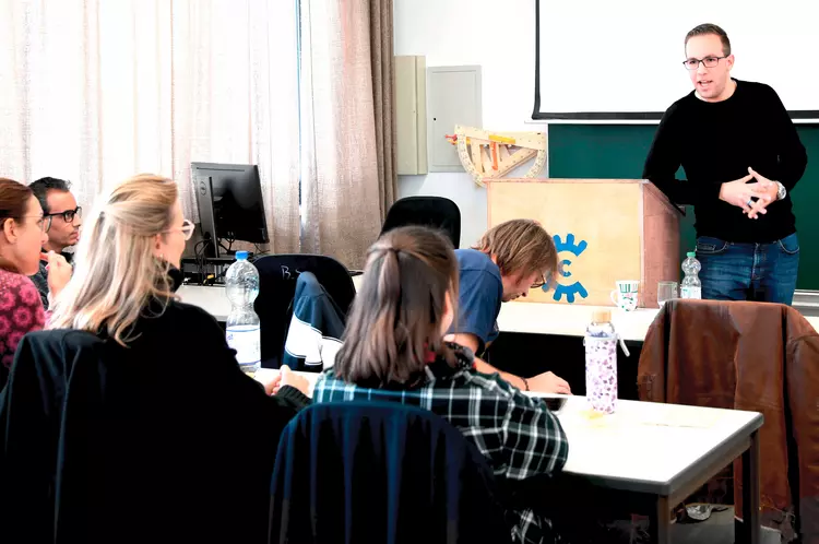 Martin Partsch, Absolvent der Augenoptik am BFW-Eckert, berichtete den zukünftigen Augenoptikern von seinen bisherigen Erfahrungen in der Arbeitswelt und seinen Zukunftsplänen. Martin Partsch, Absolvent der Augenoptik am BFW-Eckert, berichtete den zukünftigen Augenoptikern von seinen bisherigen Erfahrungen in der Arbeitswelt und seinen Zukunftsplänen.
