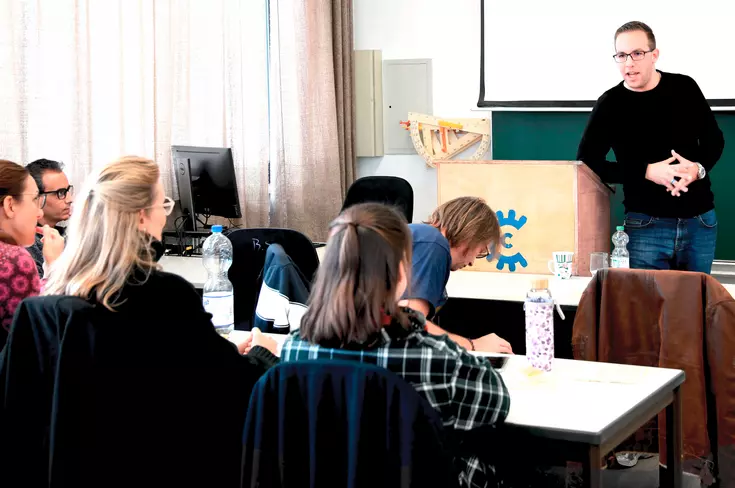 Martin Partsch, Absolvent der Augenoptik am BFW-Eckert, berichtete den zukünftigen Augenoptikern von seinen bisherigen Erfahrungen in der Arbeitswelt und seinen Zukunftsplänen. Martin Partsch, Absolvent der Augenoptik am BFW-Eckert, berichtete den zukünftigen Augenoptikern von seinen bisherigen Erfahrungen in der Arbeitswelt und seinen Zukunftsplänen.