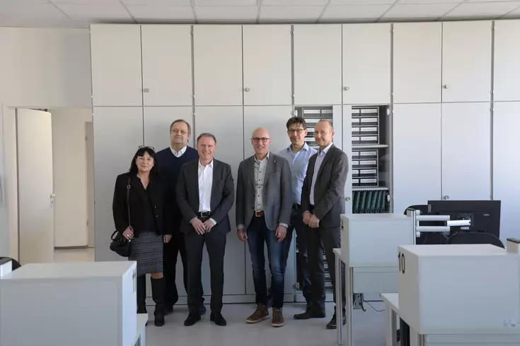 (v.l.n.r) Gabriele Bart (Ausbildungsleitung und Fachbereichsleitung kaufmännische Berufe), Wolfgang Lukas (Fachbereichsleiter Elektro, Mediengestalter und Vorförderung), Fred Gaida (Vorsitzender der Geschäftsführung Agentur für Arbeit), Johann Götz (Gesch (v.l.n.r) Gabriele Bart (Ausbildungsleitung und Fachbereichsleitung kaufmännische Berufe), Wolfgang Lukas (Fachbereichsleiter Elektro, Mediengestalter und Vorförderung), Fred Gaida (Vorsitzender der Geschäftsführung Agentur für Arbeit), Johann Götz (Geschäftsführer Operativ der Agentur für Arbeit Regensburg), Scheler Frank (Abteilungsleiter Elektroberufe), Friedrich Geiger (Geschäftsführer Berufsförderungswerk Eckert). Foto: Eckert Schulen