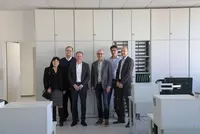 (v.l.n.r) Gabriele Bart (Ausbildungsleitung und Fachbereichsleitung kaufmännische Berufe), Wolfgang Lukas (Fachbereichsleiter Elektro, Mediengestalter und Vorförderung), Fred Gaida (Vorsitzender der Geschäftsführung Agentur für Arbeit), Johann Götz (Gesch (v.l.n.r) Gabriele Bart (Ausbildungsleitung und Fachbereichsleitung kaufmännische Berufe), Wolfgang Lukas (Fachbereichsleiter Elektro, Mediengestalter und Vorförderung), Fred Gaida (Vorsitzender der Geschäftsführung Agentur für Arbeit), Johann Götz (Geschäftsführer Operativ der Agentur für Arbeit Regensburg), Scheler Frank (Abteilungsleiter Elektroberufe), Friedrich Geiger (Geschäftsführer Berufsförderungswerk Eckert). Foto: Eckert Schulen