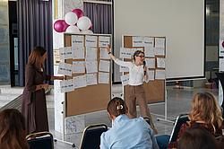 Moderatorin Alexandra Graßler stellt den entstandenen Ablaufplan vor.