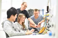Für 60 Prozent der deutschen Betriebe ist der Mangel an Fachkräften heute Geschäftsrisiko Nummer 1. Experten raten besonders kleinen Unternehmen und kleineren Mittelständlern, ihren Nachwuchs künftig verstärkt selbst auszubilden. Foto: Fotolia/Eckert Schu Für 60 Prozent der deutschen Betriebe ist der Mangel an Fachkräften heute Geschäftsrisiko Nummer 1. Experten raten besonders kleinen Unternehmen und kleineren Mittelständlern, ihren Nachwuchs künftig verstärkt selbst auszubilden. Foto: Fotolia/Eckert Schulen