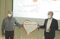 Geschäftsführer Friedrich Reiner (r.) übergab Christian Islinger, 2. Vorstand der Rengschburger Herzen, einen symbolischen Spendenscheck. Die Teilnehmer am BFW Eckert gestalteten zudem mit dem „Herzerlpass“ einen Ausweis im Scheckkartenformat, der es Bedü Geschäftsführer Friedrich Reiner (r.) übergab Christian Islinger, 2. Vorstand der Rengschburger Herzen, einen symbolischen Spendenscheck. Die Teilnehmer am BFW Eckert gestalteten zudem mit dem „Herzerlpass“ einen Ausweis im Scheckkartenformat, der es Bedürftigen künftig einfacher machen wird, schnell und unkompliziert Hilfe zu erhalten.