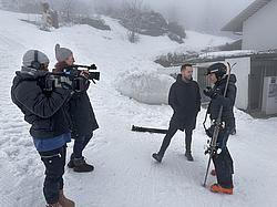 Interview Rotary Skimeisterschaft Outdoor Teilnehmende der Rotaryskimeisterschaft werden draußen im Schnee und bei Nebel interviewt.