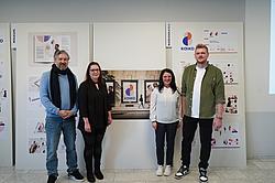 Projektteam vor Präsentationswand mit Corporate-Design-Elementen und Markenanwendungen der Marke „KAiKO“.