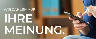 Hand die ein Smartphone hält darauf der Text "Wir zählen auf Ihre Meinung" - Header für Feedbackbogen