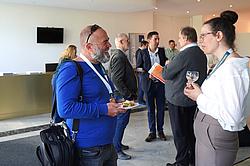 Vertreter der Leistungsträger i Austausch mit Eckert Mitarbeiterin.