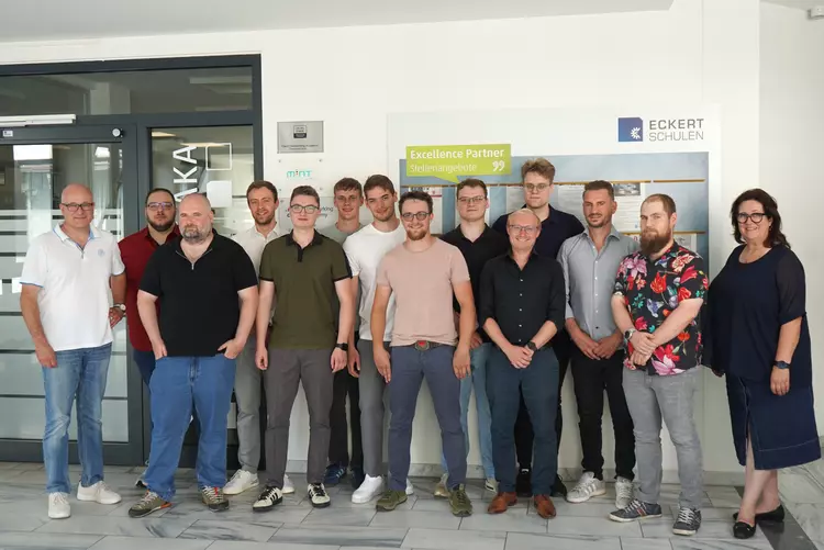 Gruppenbild der Teilnehmenden und Verantwortlichen nach den Präsentationen bei den Eckert Schulen.