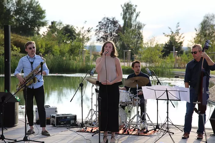 Der Regensburger Nico Graz (links) wird im Juli zweimal am Eckert Beach zu Gast sein, einmal als Teil des Quintetts um Sängerin Franziska Eberl (2. von links) und einmal mit seinem „Sound of Accordina“. Der Regensburger Nico Graz (links) wird im Juli zweimal am Eckert Beach zu Gast sein, einmal als Teil des Quintetts um Sängerin Franziska Eberl (2. von links) und einmal mit seinem „Sound of Accordina“.