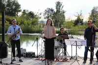 Der Regensburger Nico Graz (links) wird im Juli zweimal am Eckert Beach zu Gast sein, einmal als Teil des Quintetts um Sängerin Franziska Eberl (2. von links) und einmal mit seinem „Sound of Accordina“. Der Regensburger Nico Graz (links) wird im Juli zweimal am Eckert Beach zu Gast sein, einmal als Teil des Quintetts um Sängerin Franziska Eberl (2. von links) und einmal mit seinem „Sound of Accordina“.