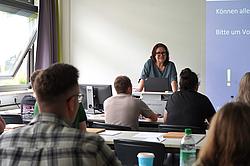 Susanne Biek hält einen Vortrag vor der Klasse.