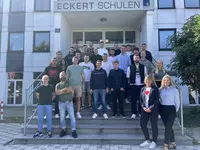 Startschuss für die Technikerklasse: Willkommen an den Eckert Schulen Gruppenfoto der neuen Technikerklasse vor dem Haupteingang der Eckert Schulen in Regenstauf.