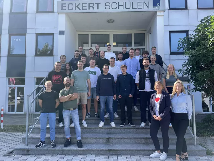 Gruppenfoto der neuen Technikerklasse vor dem Haupteingang der Eckert Schulen in Regenstauf.