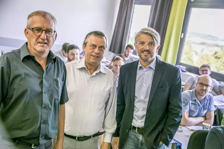 (v.l.n.r.) Karl Meier (Dozent, Technikerschule Regenstauf), Jörg Müller (Referent SLV München) und Carsten Seefelder (Fachbereichsleiter Maschinenbau, Technikerschule Regenstauf) (v.l.n.r.) Karl Meier (Dozent, Technikerschule Regenstauf), Jörg Müller (Referent SLV München) und Carsten Seefelder (Fachbereichsleiter Maschinenbau, Technikerschule Regenstauf)